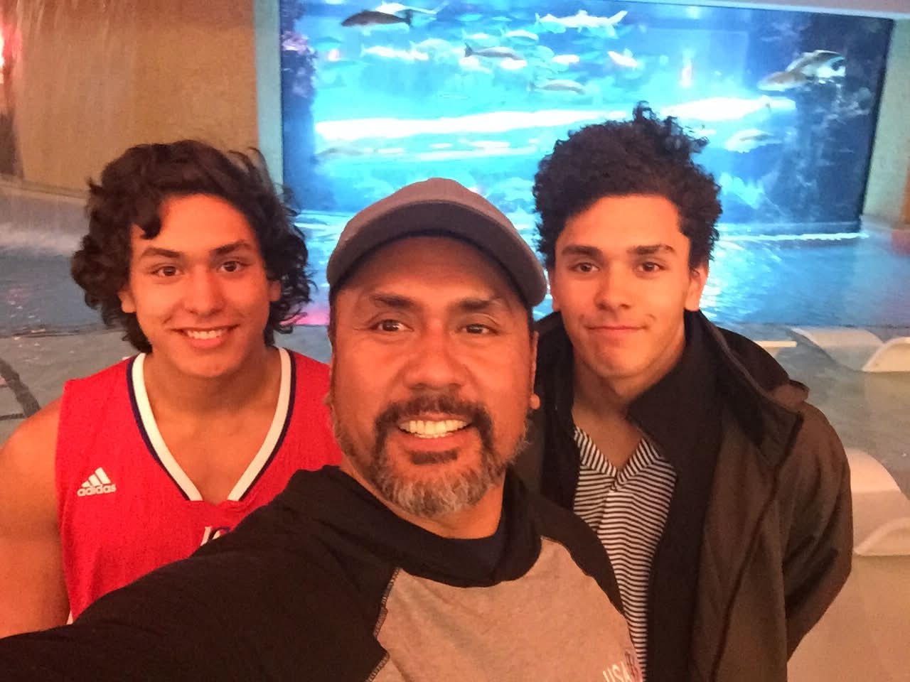 Dad with McCann Jr. and Josiah in front of an aquarium